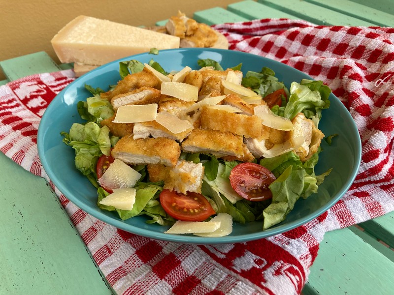 Insalata valeriana salmone affumicato e pane croccante