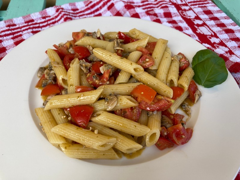 Penne integrali con crema di peperoni e crumble di speck e taralli