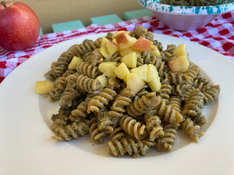 Fusilli al pesto di salvia e mela croccante