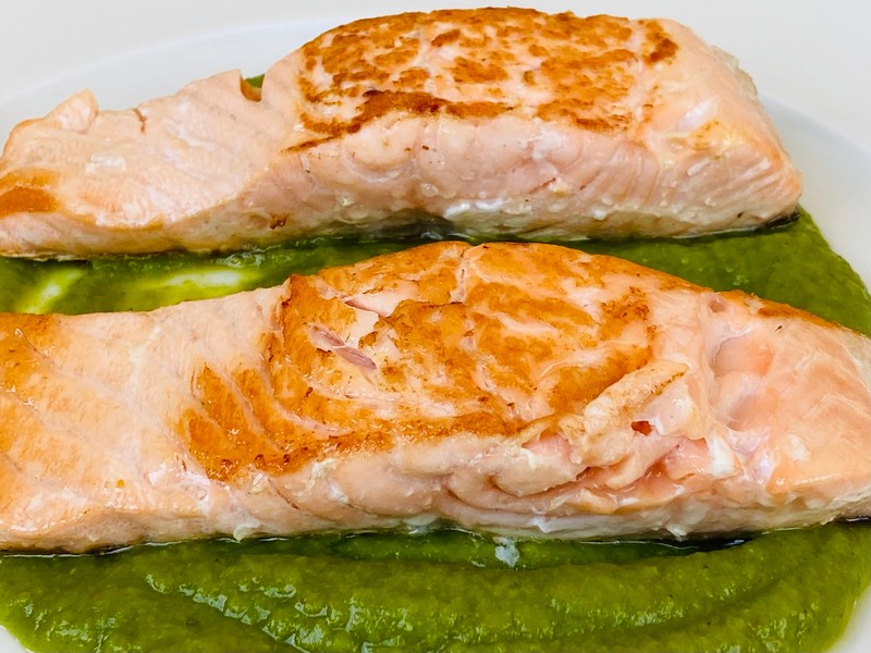 Tranci di salmone fresco su crema di zucchine e curry