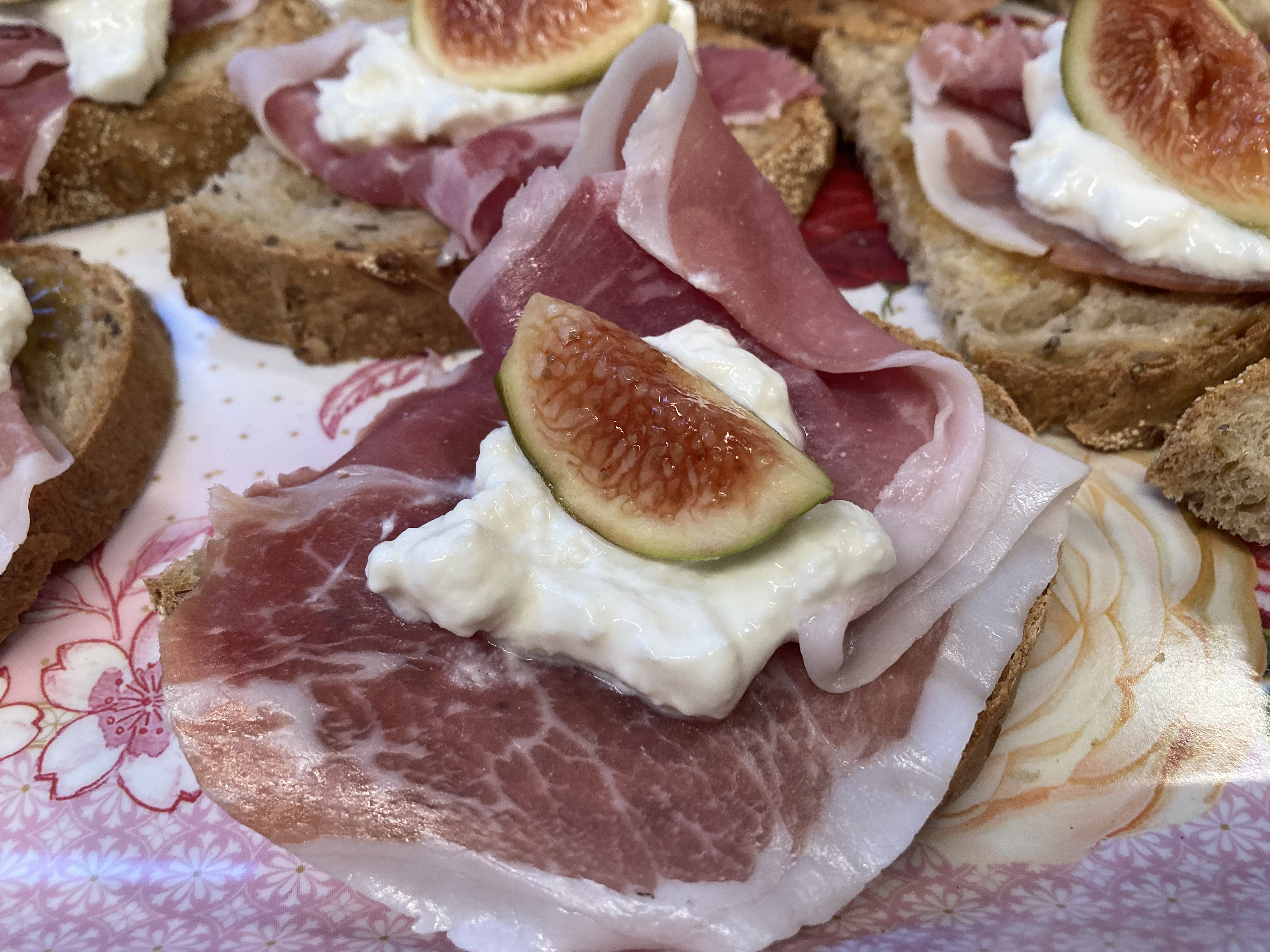 Crostoni con fichi e burrata