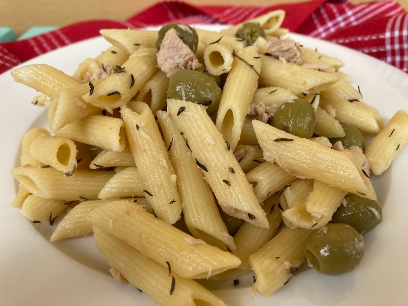 Penne tonno e olive all'aroma di timo