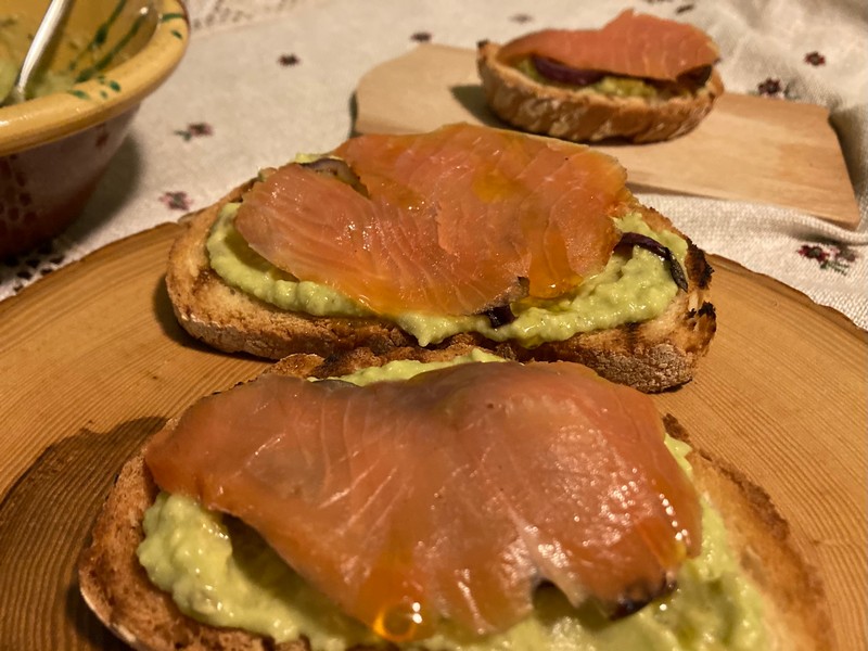 Crostoni con avocado e salmone