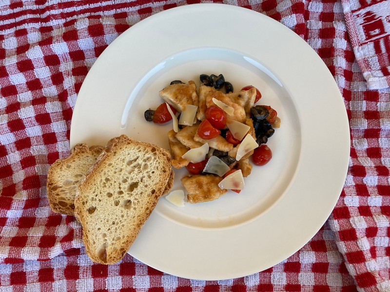 Bocconcini di pollo con pomodorini e olive