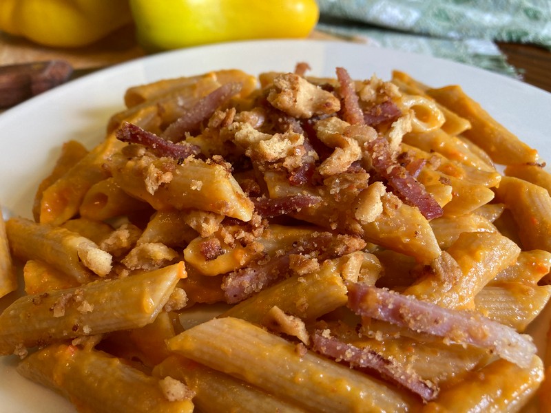 Penne integrali con crema di peperoni e crumble di speck e taralli